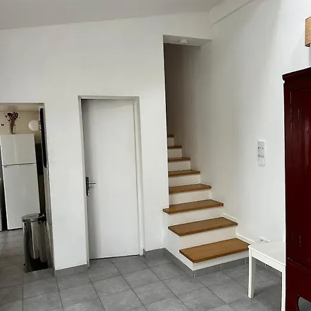 Petite Maison Calme Dans Un Jardin Holiday home Bois-Colombes