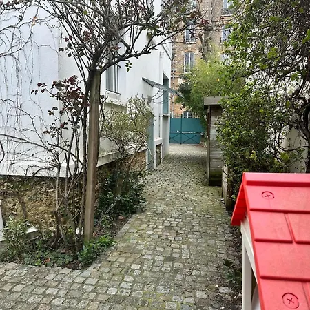 Petite Maison Calme Dans Un Jardin Holiday home Bois-Colombes