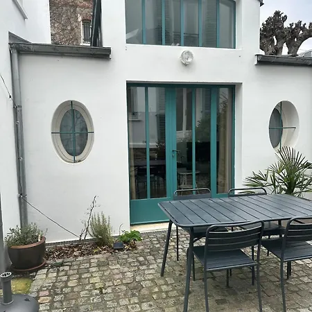 Petite Maison Calme Dans Un Jardin Holiday home Bois-Colombes