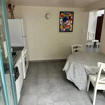 Petite Maison Calme Dans Un Jardin